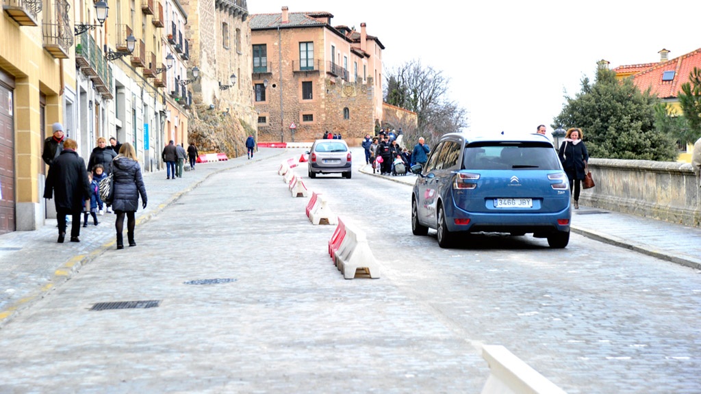 Coches, autobuses y todo tipo de vehículos volverán a circular hoy por la calle de San Juan en ambos sentidos. / KAMARERO