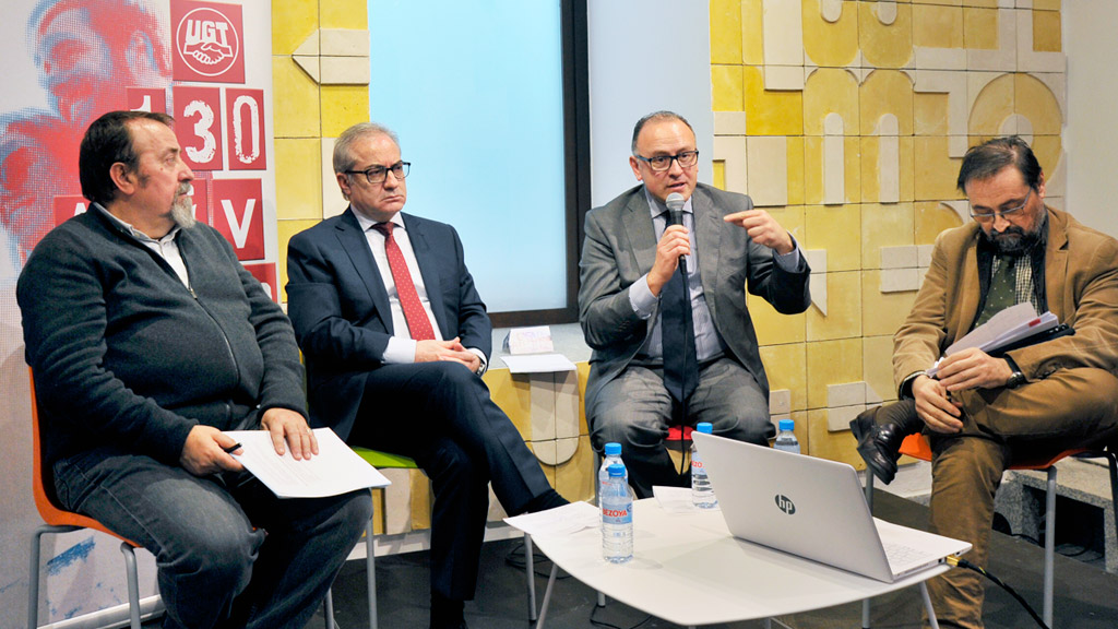 La primera mesa redonda de la jornada trató de la importancia de la formación para buscar trabajo. / KAMARERO