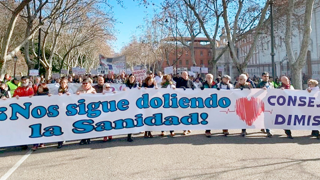La pancarta que encabezó la gran manifestación celebrada en Valladolid pedía la dimisión del consejero de Sanidad. / EUROPA PRESS