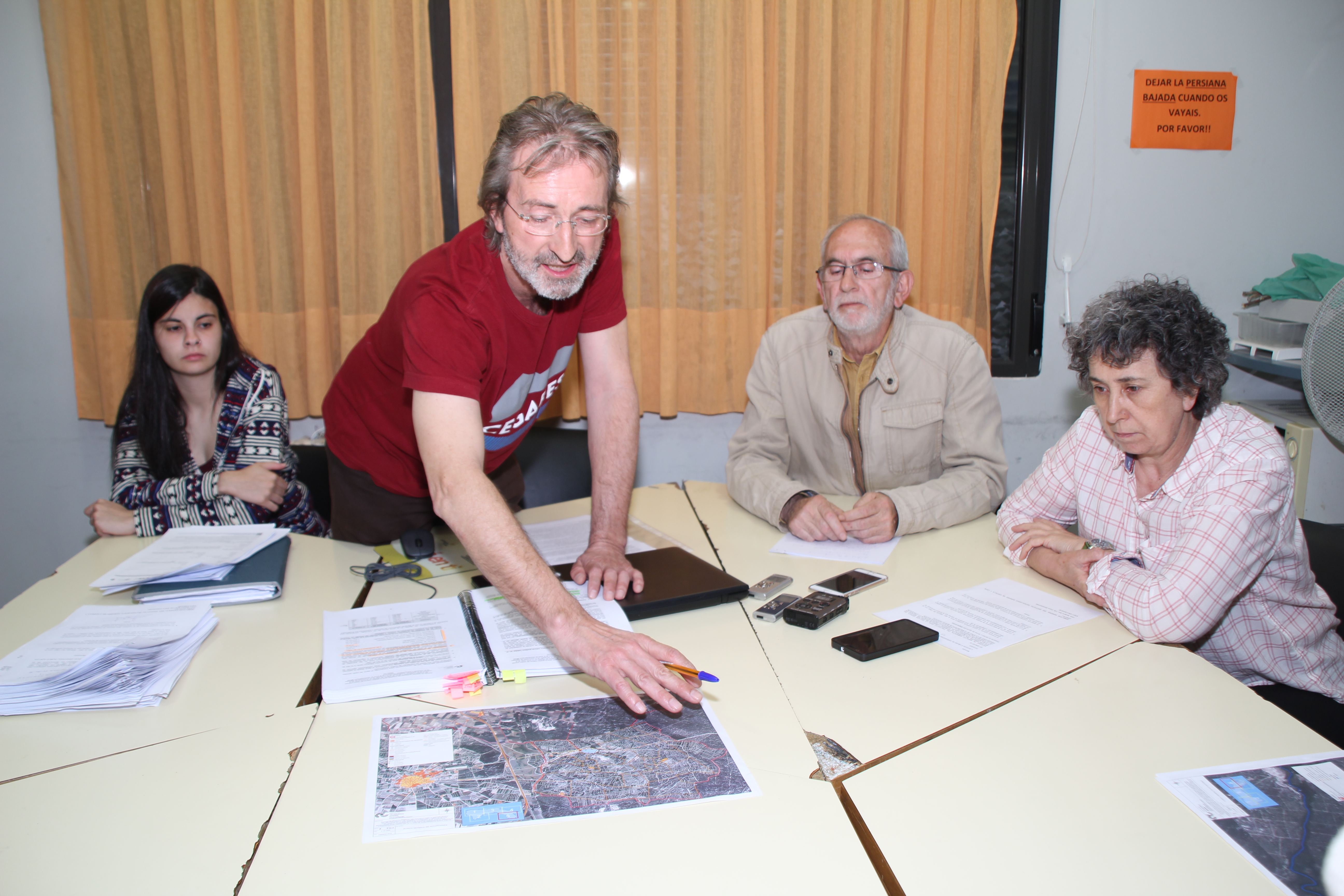 Miembros de IU han firmado estos escritos en los que piden aclaraciones./c. núñez