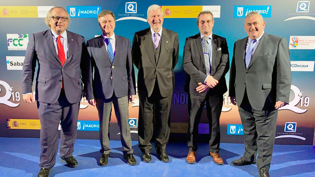 Miguel Mirones (ICTE); Francisco Vázquez, presidente de la Diputación de Segovia; Mariano Palacín (Asociación de Periodistas de Turismo); Jaime Pérez, diputado de Promoción Económica; y Fernando Fraile (Instituto de Calidad). / E. A.