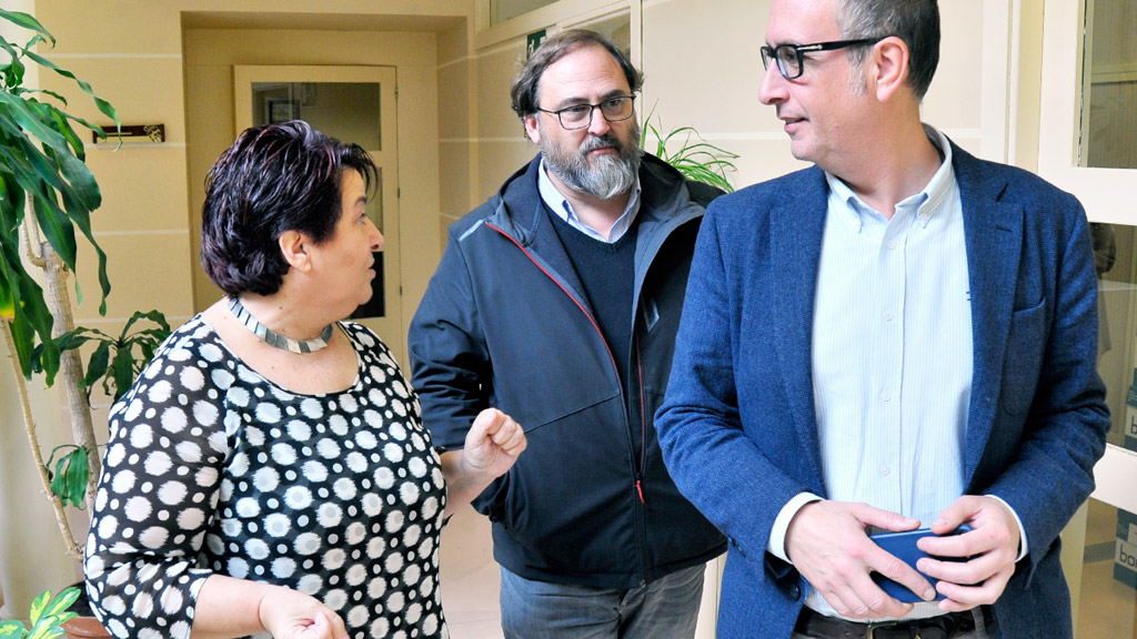 La alcaldesa, con Cosme Aranguren (Centrados) y uno de los viceportavoces del PP, José Luis Huertas (dch.). / Kamarero