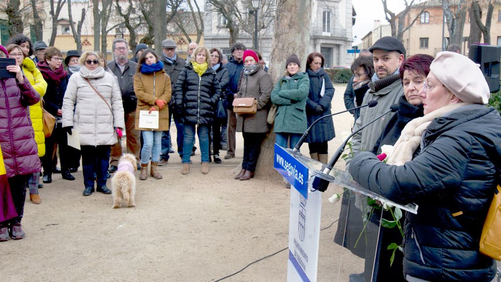 La plaza de Los Huertos fue el escenario elegido para celebrar el acto de recuerdo a las víctimas del nazismo, un homenaje en el que participaron decenas de segovianos. / KAMARERO
