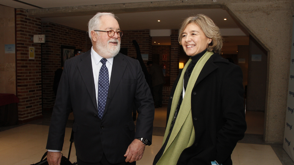 Miguel Arias Cañete junto a la exministra, Isabel García Tejerina.