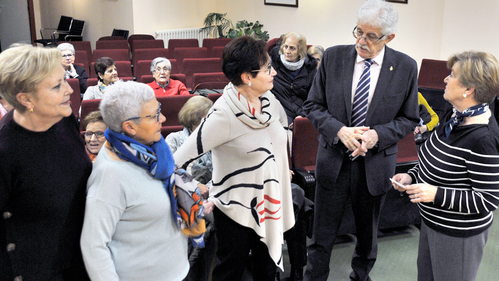 El senador Represa, junto a integrantes de la asociación organizadora. / Kamarero