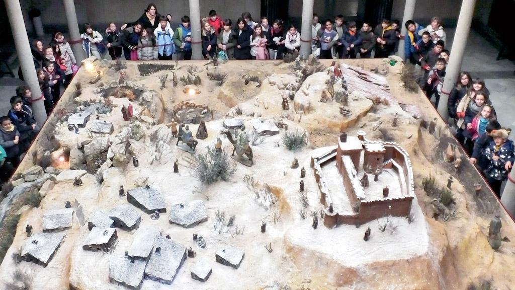 Un gran número de alumnos de varios centros educativos de la capital y de la provincia de Segovia visitaron el belén que se instaló en la Diputación.