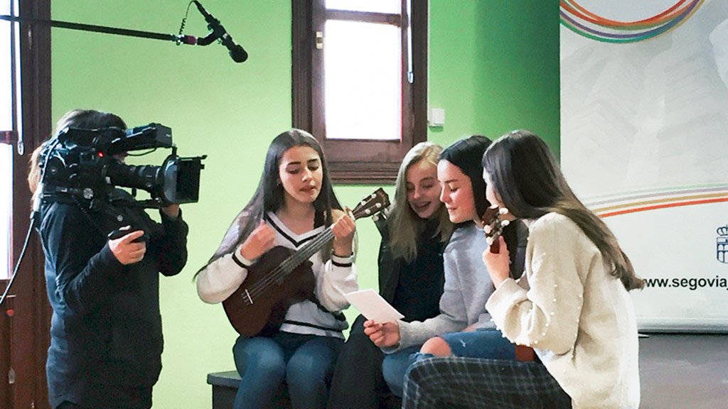 Grabación de un programa de la televisión sueca en 2018 en la Casa Joven de la capital segoviana. / E. A.