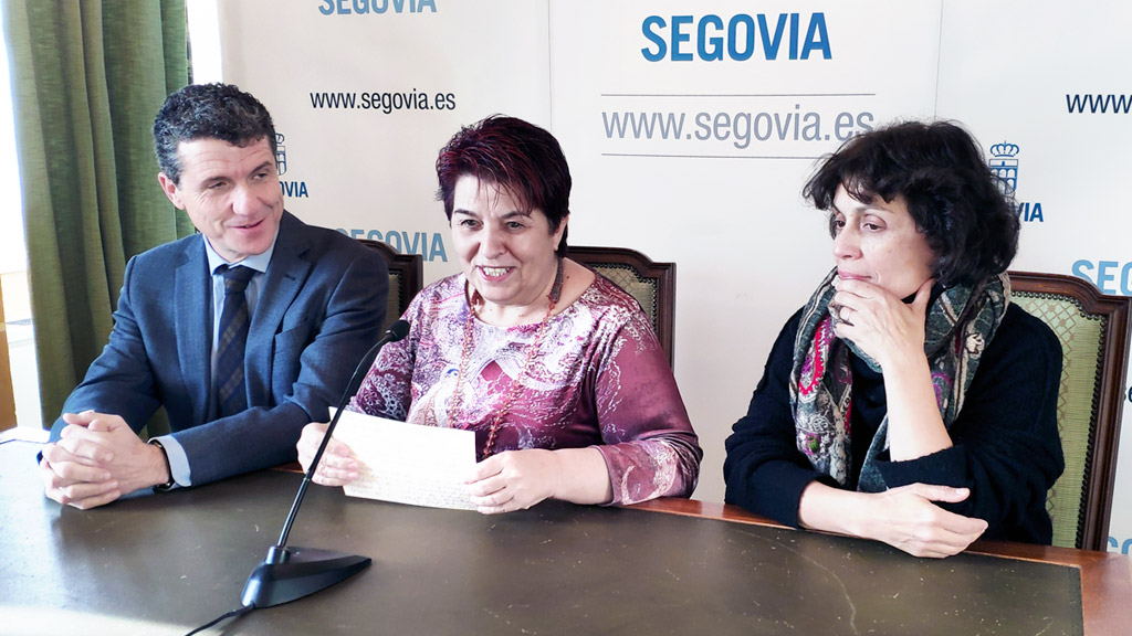 El concejal de Igualdad, la alcaldesa y la concejala de Cultura presentaron ayer esta iniciativa. / E. A.