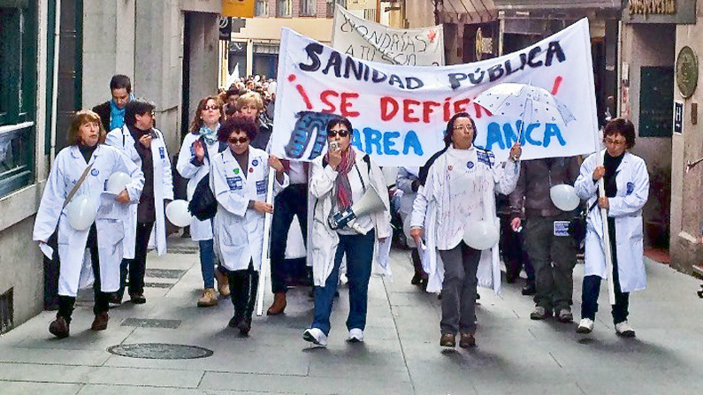 Acción de Marea Blanca por las calles de Segovia en defensa de la Sanidad. / E. A.
