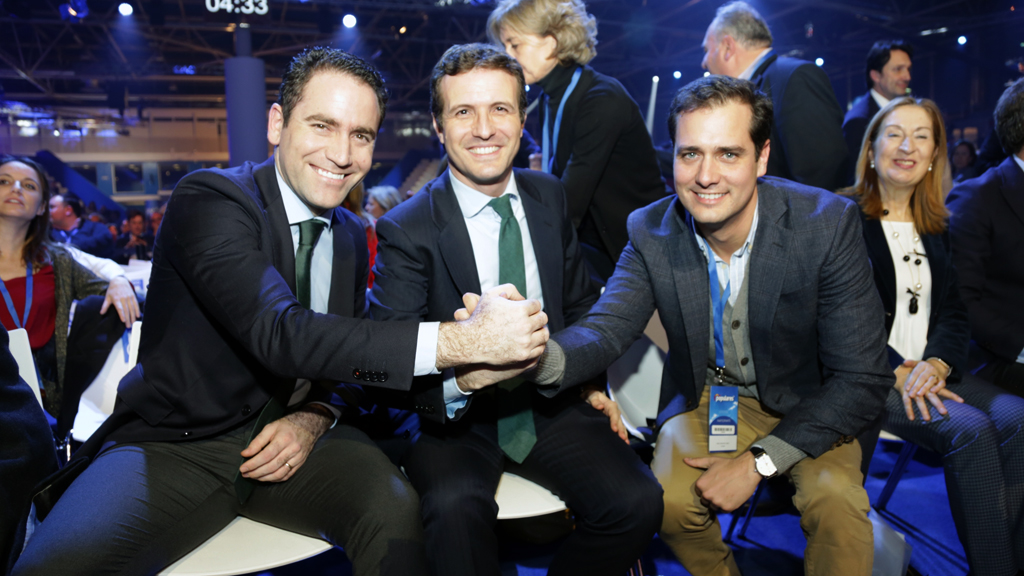 Pablo Casado y Teodoro García Egea posan con Pablo Pérez Coronado en la convención nacional del PP. /EL ADELANTADO