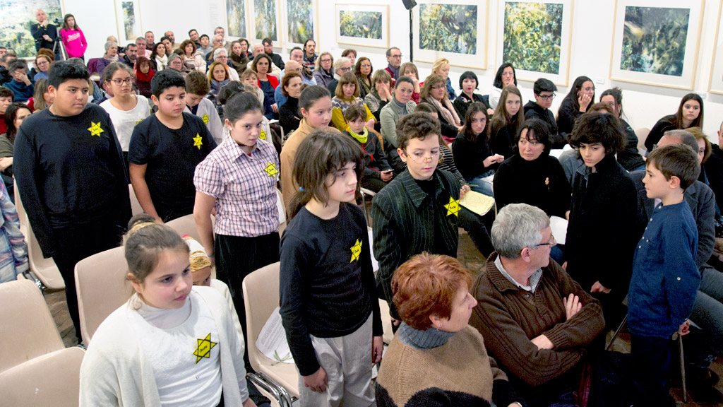 En el acto de La Alhóndiga participaron los estudiantes del CEIP Fray Juan de la Cruz y el IES María Moliner. / KAMARERO