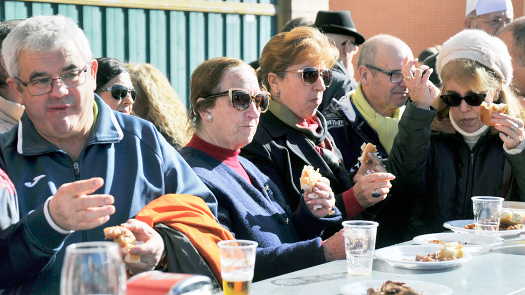 La tradicional matanza de la Churrería sacó a la calle a un gran número de vecinos del barrio de Nueva Segovia.