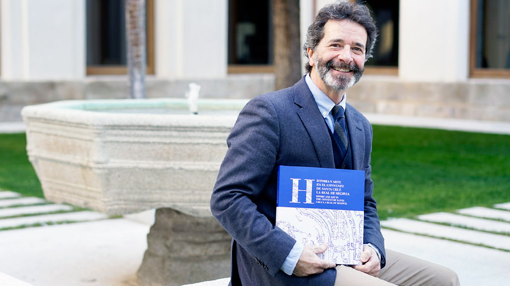 Miguel Larrañaga junto a su obra ‘Historia y Arte en el Convento de Santa Cruz la Real de Segovia’.