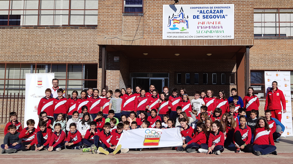 Los deportistas con medallas internacionales, Fernando Hernández (izquierda) y Eva Barrios (extremos derecha) posan con los alumnos del ‘Alcázar’. / E.A.