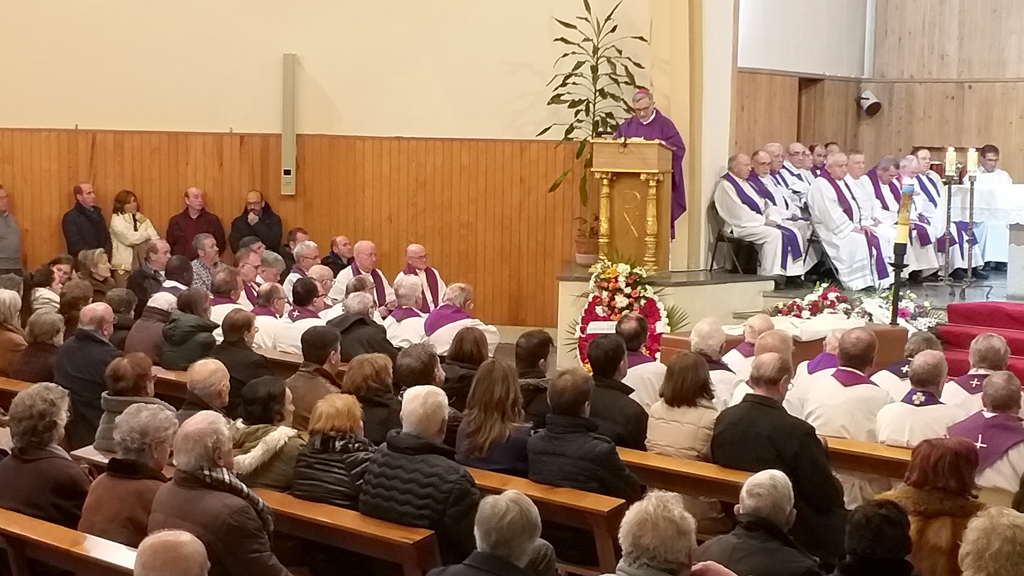 El funeral fue presidido por el obispo de Segovia César Franco, concelebrado por cerca de un centenar de sacerdotes./M.G.