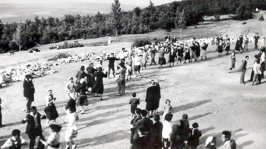 Baile de rueda en la Romería de Hontanares (Riaza) en el año 1953. / Foto cedida por la familia González Moreno