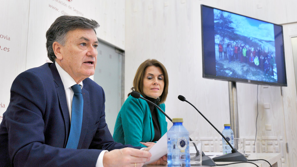 Francisco Vázquez, junto a la diputada del Área, Magdalena Rodríguez, en la rueda de prensa. / kamarero