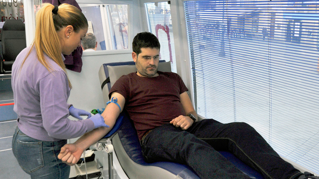 Los jóvenes participan en las campañas de donación de sangre. E. A.