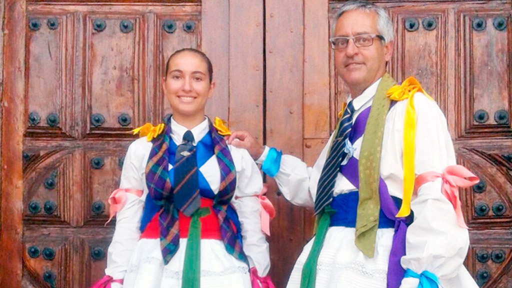 Carlos del Peso (derecha) con un traje de danzante de la provincia palentina. / E. A.