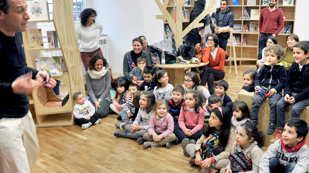 Los niños disfrutaron con esta sesión de cuentacuentos en la sala infantil de la Casa de la Lectura. / Kamarero