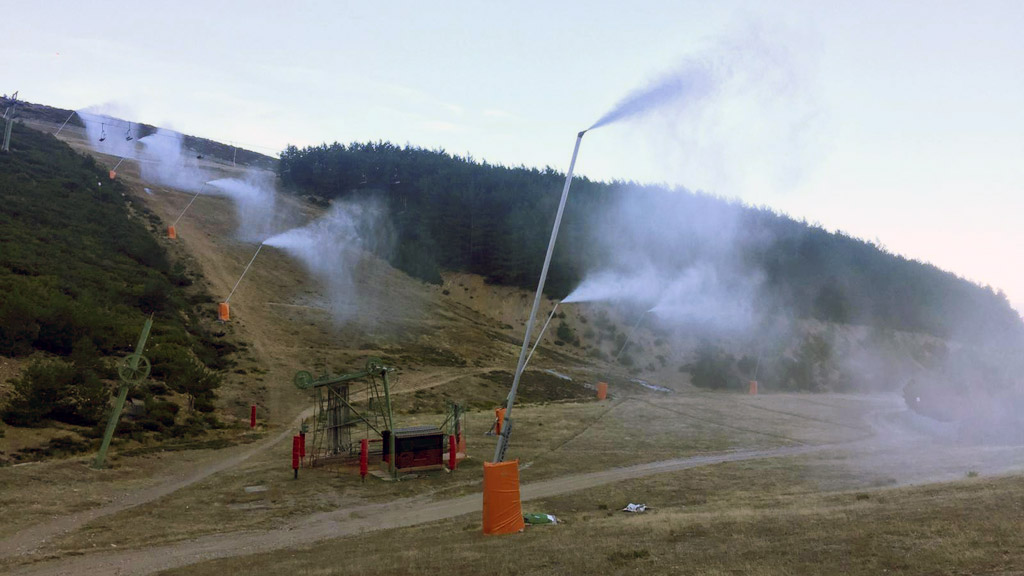 Los cañones de nieve han superado las pruebas y hoz empezarán a funcionar durante cuatro días seguidos. / E.A.