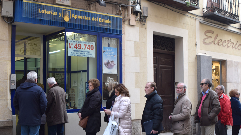 Los segovianos esperan casi hasta la víspera del sorteo para comprar sus décimos. / rocío pardos