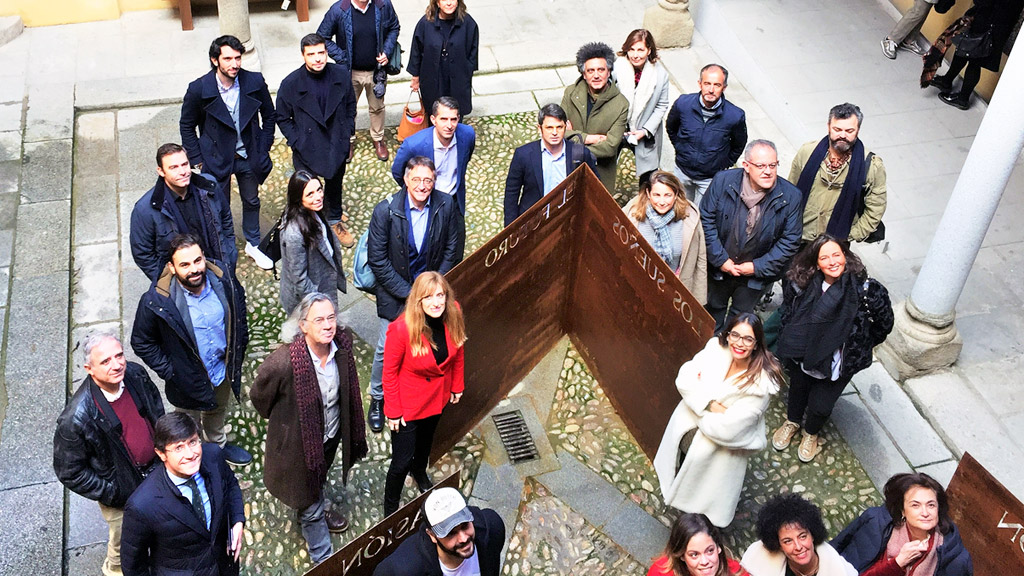 Los representantes de las empresas expositoras, en el patio central del Palacio de Quintanar. / el adelantado