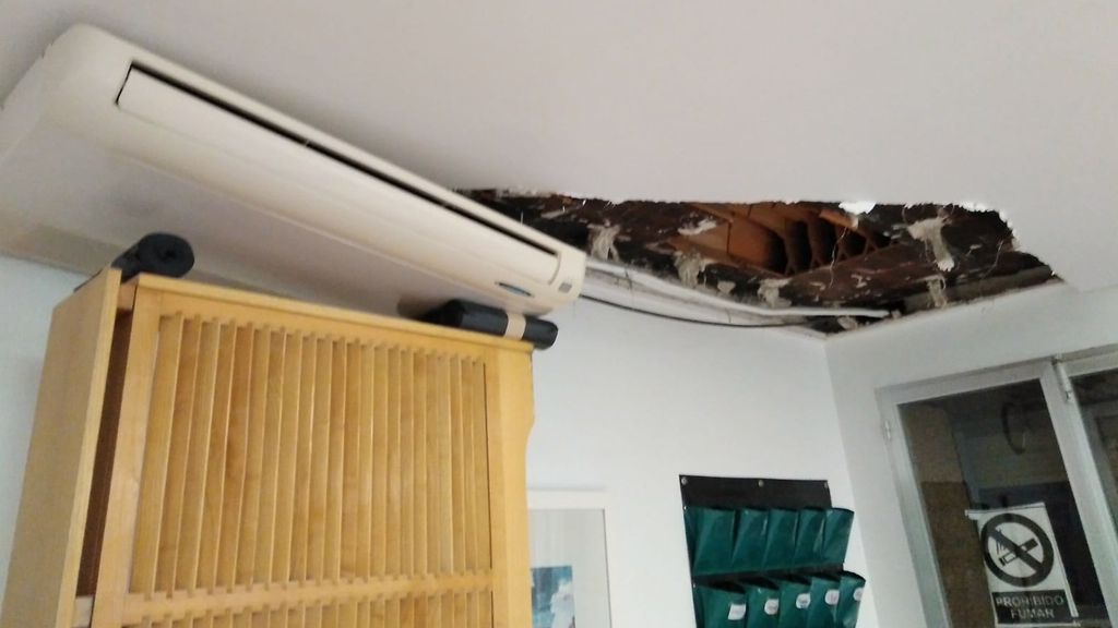 Hueco que ha quedado abierto en el techo del comedor y sala de estar de la residencia de personas mayores. / E. A.