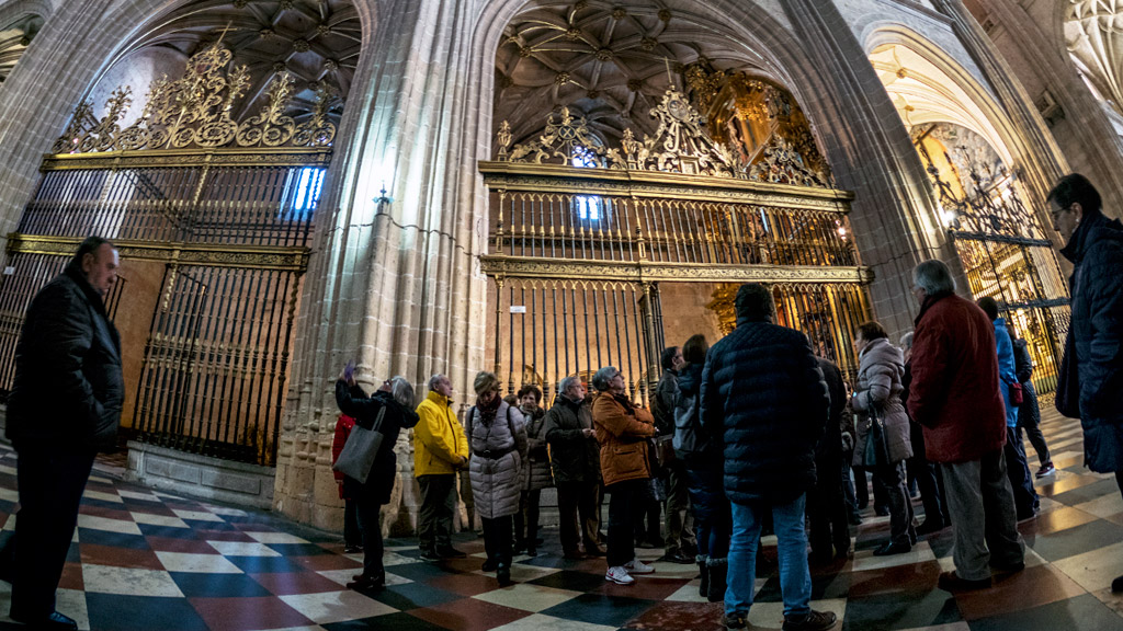 El turismo nacional y extranjero sigue siendo fiel a la Catedral, aunque en menor medida el pasado año./ KAMARERO