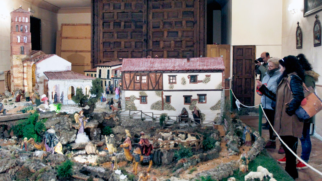 Los edificios de la plaza del barrio de San Lorenzo han formado de la escenografía. / NEREA LLORENTE