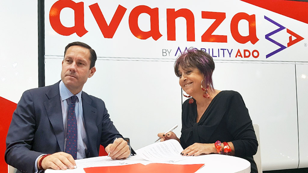 Firma del acuerdo entre Avanza y Turismo de Segovia.