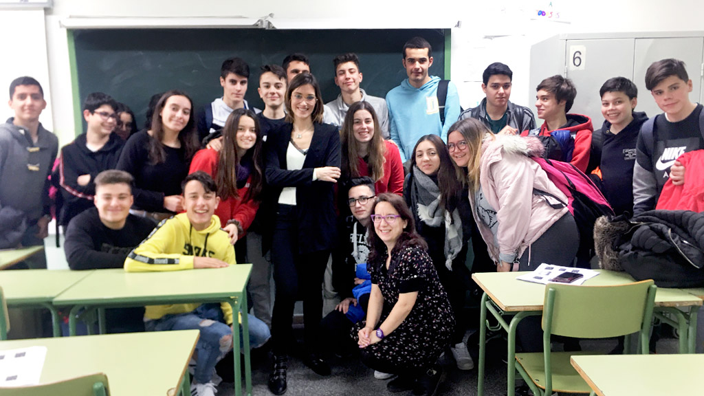 La directora de marketing de Naturpellet, rodeada de los alumnos del IES Ezequiel González. / el adelantado