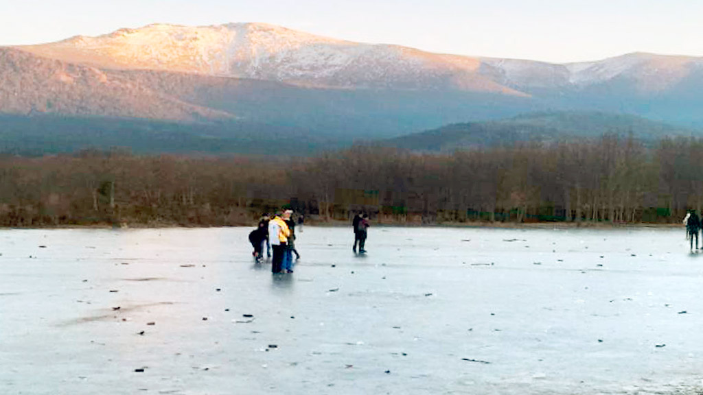 Un grupo de personas, ayer, sobre el agua helada del Pontón Alto. / EL ADELANTADO