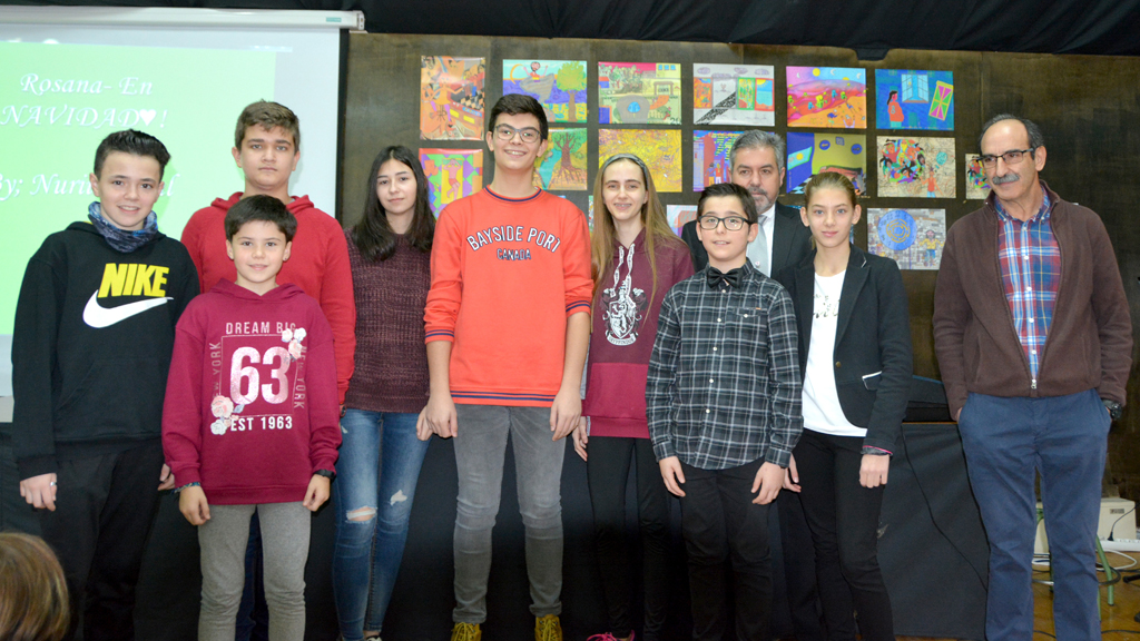 El alumnado premiado por sus obras, junto a su profesor de Literatura y el alcalde de Nava (primero derecja). / A. marugán