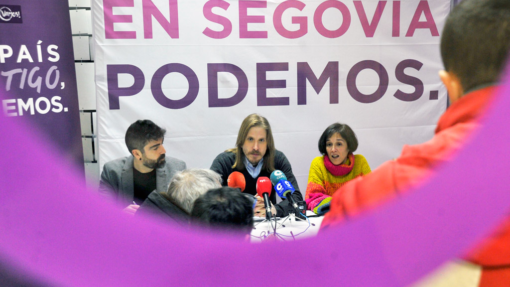 Pablo Fernández, en el centro, con Guillermo San Juan y Amada Peñalosa, en la sede de Podemos Segovia. /KAMARERO
