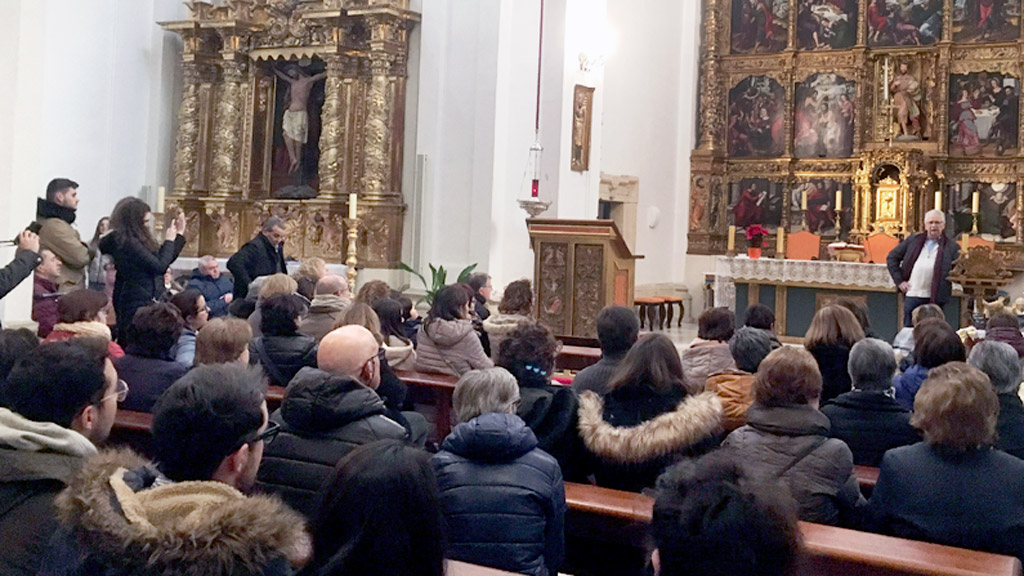 Los vecinos, atentos a las explicaciones del historiador Fernando Gimeno.