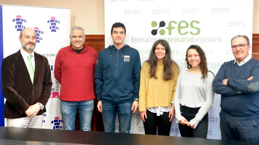 Responsables de la ACS y del centro educativo, con algunos alumnos, en la sede de FES. / el adelantado