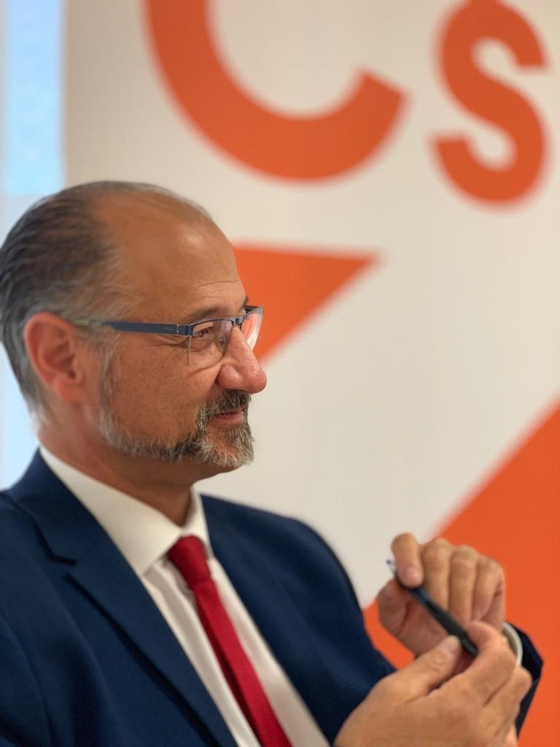 Fuentes reconoce que le haría "ilusión" ser el candidato de Cs 1 Luis Fuentes manifestó su interés en encabezar un “proyecto de centro y sin mochila”.