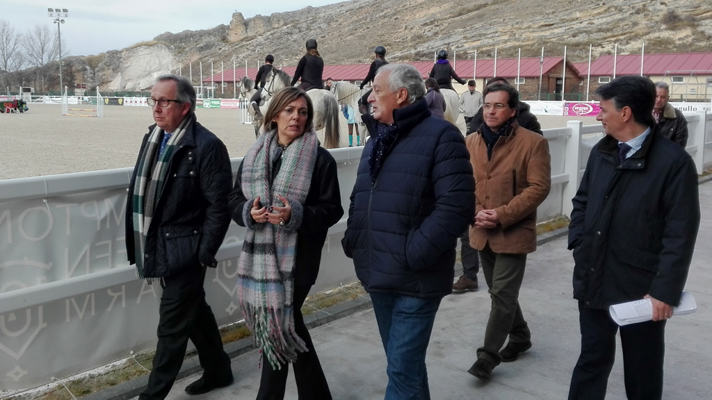 La consejera de Agricultura, Milagros Marcos, visitando las instalaciones del Centro Ecuestre, ayer por la mañana. / f. d.