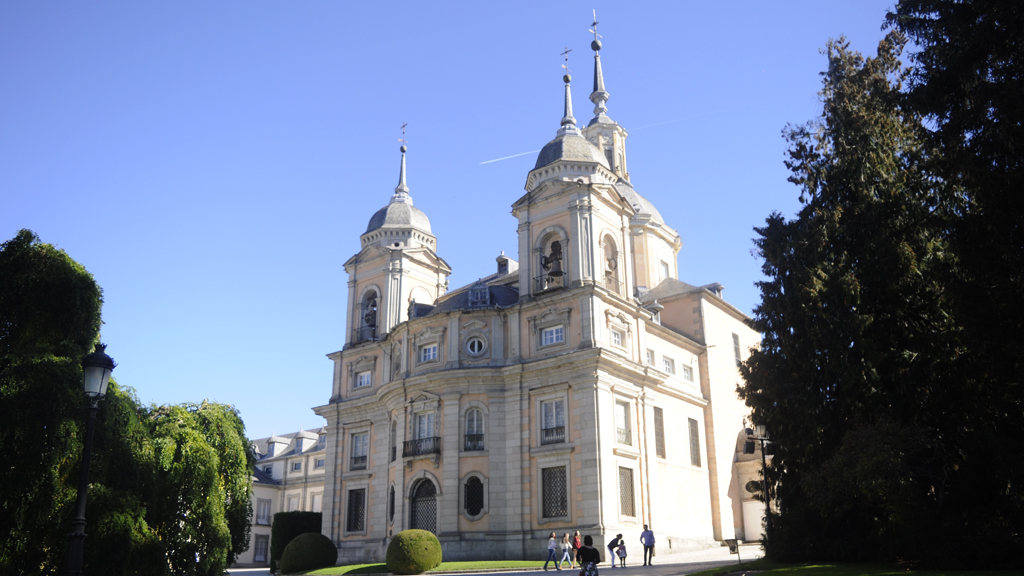 Numerosos visitantes pasan todos los años por la Colegiata del Palacio Real de La Granja. / rocío pardos