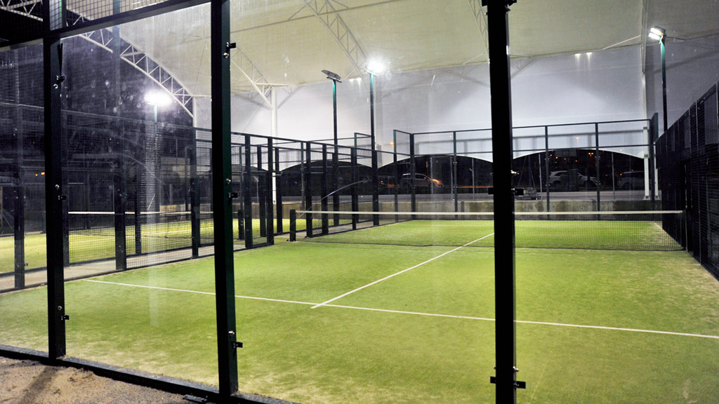 El presupuesto prevé mejoras en la pista de pádel cubierta. / kamarero