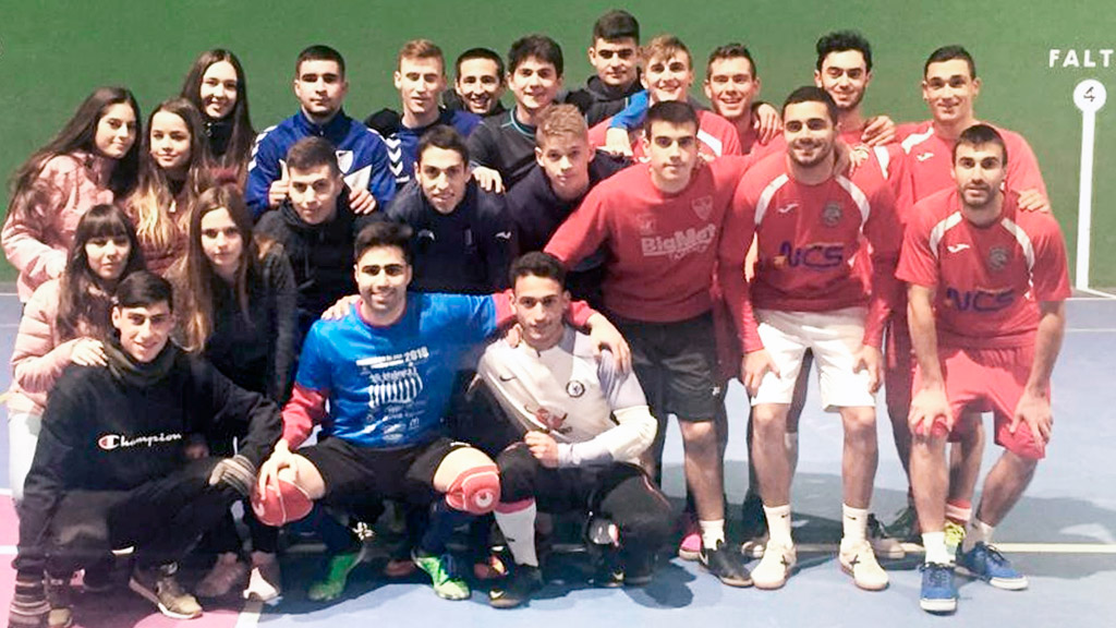 Organizadores y participantes del torneo navideño de fútbol sala. / l.m.