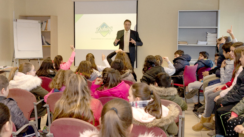 Medio centenar de escolares del CRA Las Cañadas visitan el Grupo Dibaq 1 El responsable del Grupo Dibaq, Carlos Tejedor, con los alumnos del CRA Las Cañadas.