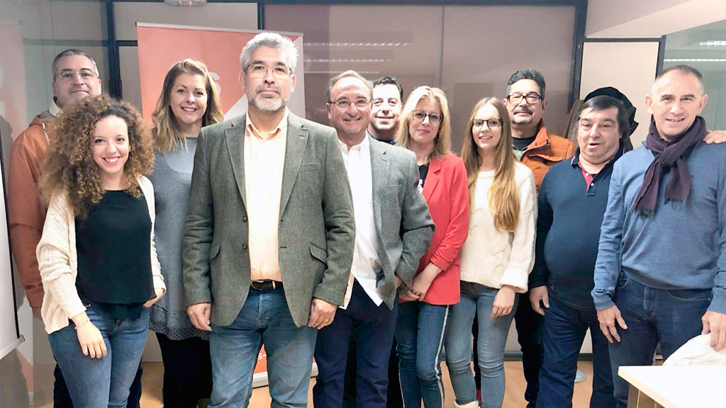 Los integrantes de Ciudadanos en El Espinar, con los responbles provinciales. / el adelantado