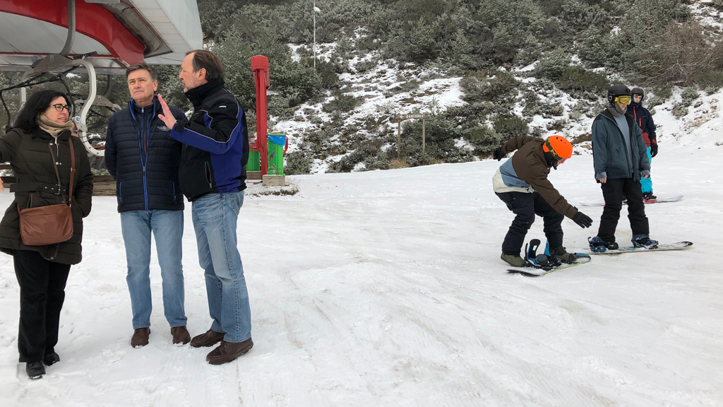 El presidente de la Diputación se interesó por las labores de los equipos de mantenimiento de las pistas.