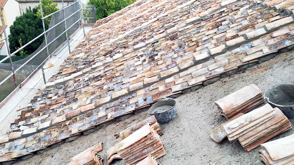 Intervención en la cubierta de la iglesia de Fuentesoto. / el adelantado