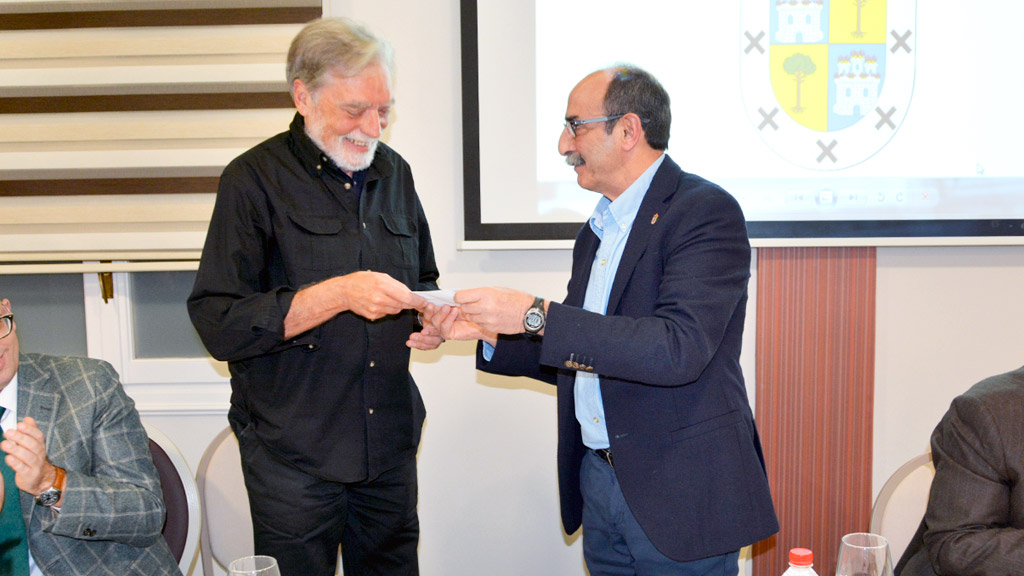 Amando García al momento de recibir el XVI Premio de Poesía de manos del alcalde navero Juan José Maroto.