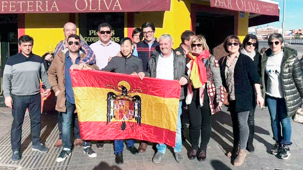 La alcaldesa de Gomezserracín y dos concejales junto a la bandera.