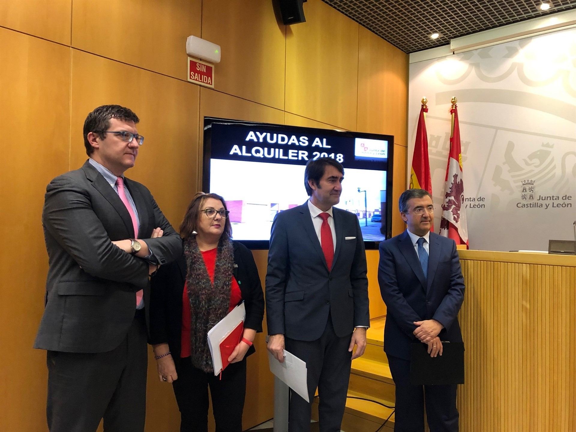 El consejero de Fomento y Medio Ambiente, Juan Carlos Suárez-Quiñones (2d), en la presentación. / europa press