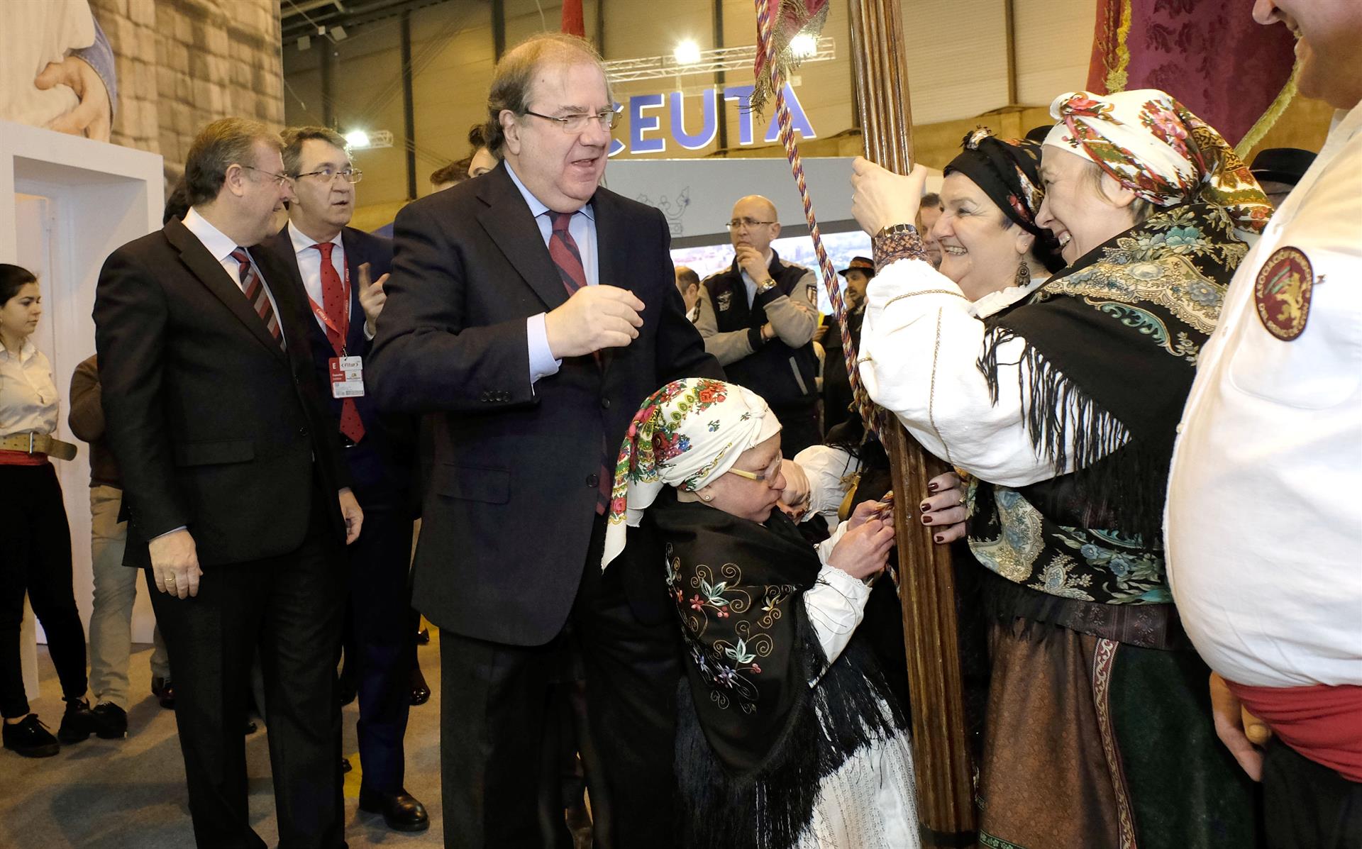 El presidente de la Junta, Juan Vicente Herrera, durante su visita a las instalaciones de la región en Fitur.